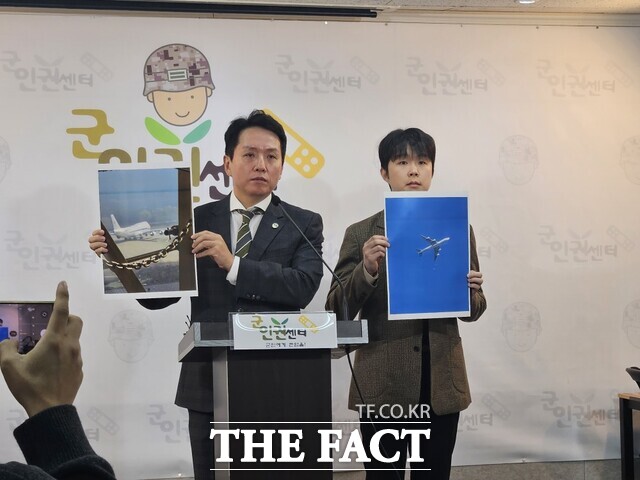 임태훈 군인권센터 소장(왼쪽)은 10일 서울 마포구 군인권센터에서 기자회견을 열고 내란 공범인 박성재 법무부장관이 지휘하는 검찰은 12.3 내란 수사에 손을 떼고 고위공직자범죄수사처(공수처)에 사건을 넘겨야 한다고 촉구했다. / 조채원 기자