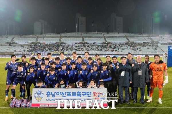 충남아산프로축구단(충남아산FC) 관계자들이 기념사진을 찍고 있다. /아산시