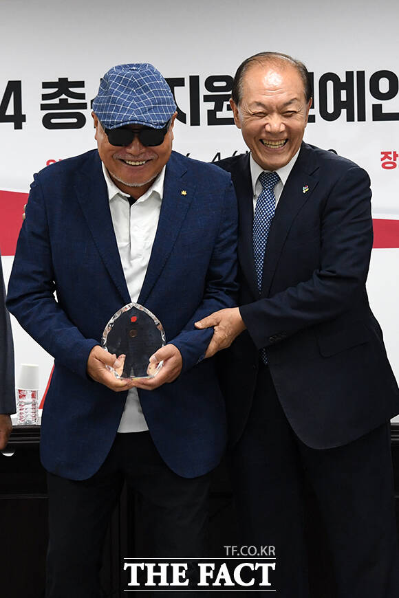 가수 김흥국이 대통령 탄핵 정국 관련한 질문에 직접적인 답을 피하면서도 난 연예인입니다. 그저 나라가 잘돼야지요라고 답했다. 사진은 지난 6월 국민의힘으로부터 감사패를 받는 모습. /남윤호 기자