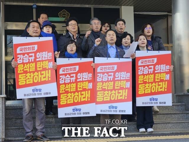 홍성군의회 더불어민주당 소속 의원들이 10일 홍성군의회 앞에서 기자회견을 열고 윤석열 대통령 탄핵소추안 표결에 참여하 않은 강승규 국민의힘(홍성·예산) 의원을 규탄하고 있다. 앞줄 왼쪽부터 신동규·이정희·문병오·최선경 의원. /이정석 기자