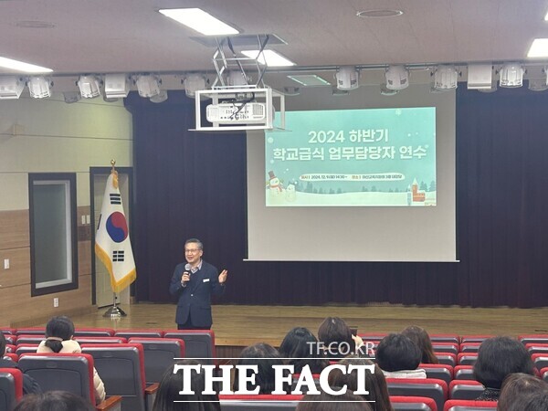 9일 아산교육지원청 관계자가 학교급식 업무 담당자 연수를 개최하고 있다. /아산교육지원청