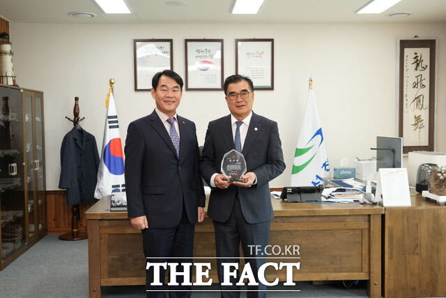 서천군(군수 김기웅, 오른쪽)이 2024년 저소득주민 건강보험료 지원사업에서 우수한 성과를 거두며 국민건강보험으로부터 감사패를 받고 있다. / 서천군