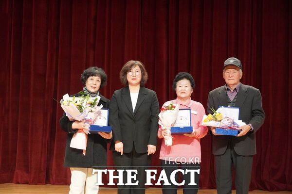 동구행복한어르신복지관(관장 김명희, 왼쪽부터 두 번째)이 11일 대전 동구청 12층 대강당에서 노인사회활동지원사업 해단식을 했다. 사진은 우수 참여자 시상 모습 /동구행복한어르신복지관