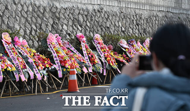 경찰 국가수사본부 비상계엄 특별수사단이 11일 대통령실에 대한 압수수색에 들어간 가운데, 서울 용산구 대통령실 앞에 윤 대통령의 지지자들이 보낸 화환이 줄지어 놓여 있다. /국회=이새롬 기자