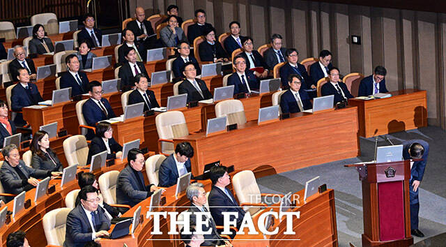 한덕수 국무총리가 11일 오후 서울 여의도 국회 본회의장에서 열린 '윤석열 대통령 위헌적 비상계엄 선포 내란행위 관련 긴급현안질문'에 출석해 비상계엄 사태에 대해 사과하고 있다. /국회=남윤호 기자