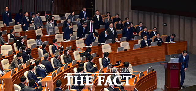 한덕수 국무총리가 11일 오후 서울 여의도 국회 본회의장에서 열린 '윤석열 대통령 위헌적 비상계엄 선포 내란행위 관련 긴급현안질문'에 출석해 비상계엄 사태에 대해 사과하고 있다. /국회=남윤호 기자