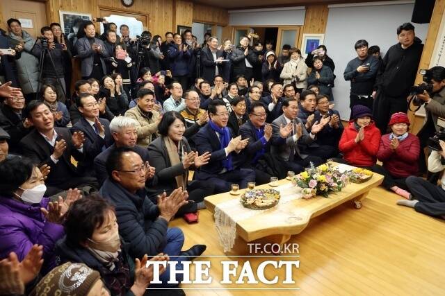 김영록 전남도지사가 지난 10일 안양면 한승원 문학학교에서 마을 주민, 관계자들과 함께 생중계로 방영되는 한강 작가 노벨문학상 시상식을 실시간 시청하고 있다. /장흥군