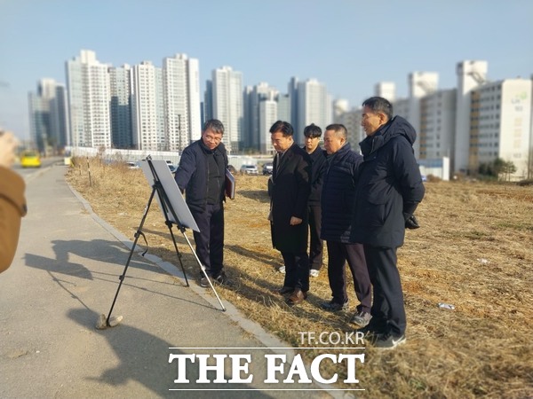 10일 조일교 아산시장 권한대행이 아산 남성지구 도시개발사업 현장을 찾아 추진 상황을 점검하고 있다. /아산시