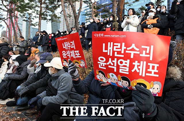 윤석열즉각퇴진·사회대개혁 비상행동(비상행동)은 11일부터 매일 국회 앞에서 윤 대통령의 즉각 퇴진과 탄핵을 위한 집회와 행진을 주최할 예정이다. 사진은 윤석열 대통령 탄핵소추안 표결을 앞둔 지난 7일 국회 앞에서 열린 범국민 촛불 대행진 모습. /임영무 기자