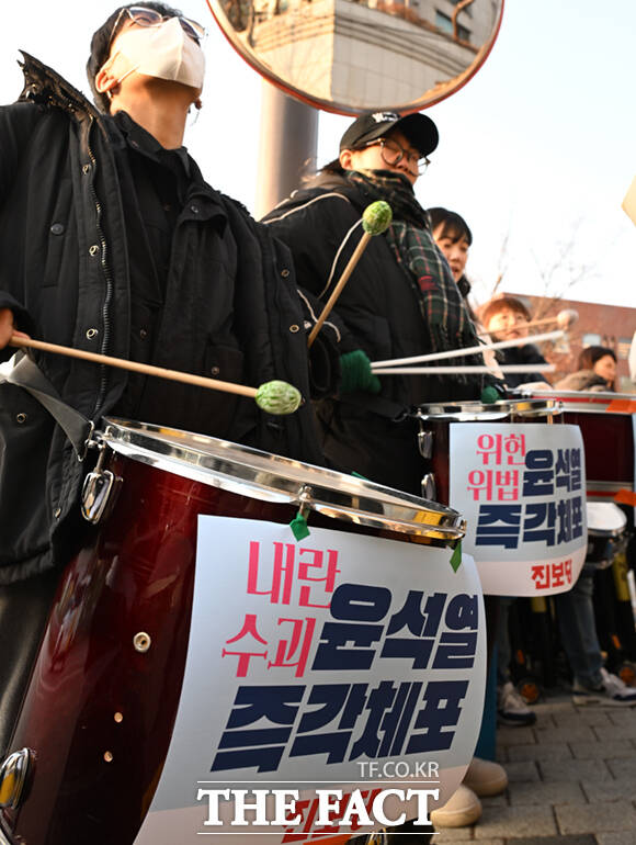 홍희진 청년진보당 대표와 청년 당원들이 11일 오후 서울 용산구 한남동 윤석열 대통령 관저 앞에서 북을 치며 윤 대통령의 즉각 체포를 촉구하고 있다. /이새롬 기자