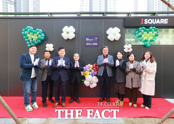 지난 10일 ‘아이스퀘어’마을커뮤니티 공간 개소식을 개최한 가운데, 정용래 유성구청장(오른쪽에서 네 번째)이 참석자들과 기념촬영을 하고 있다./대전 유성구