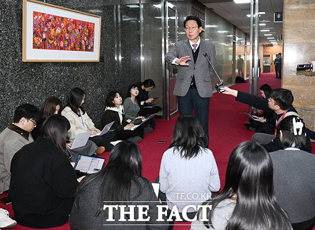 김상훈 정책위의장이 우원식 국회의장을 항의 방문 후 취재진의 질문에 답하고 있다.