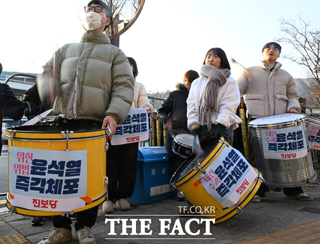 홍희진 청년진보당 대표와 청년 당원들이 11일 오후 서울 용산구 한남동 윤석열 대통령 관저 앞에서 북을 치며 윤 대통령의 즉각 체포를 촉구하고 있다. /이새롬 기자