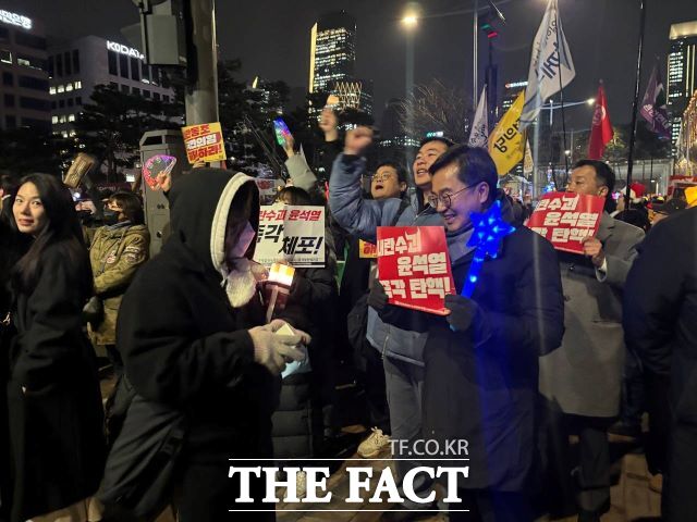 김동연 경기도지사가 10일 윤석열 대통령 탄핵집회 현장을 찾아 응원과 격려의 말을 전하고 있다./독자 제공