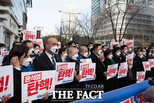 더불어민주당 광주 지역 광역⋅기초 의원들이 국민의 힘 광주시당 앞에서 침묵시위를 개최했다./ 더불어민주당 광주시당