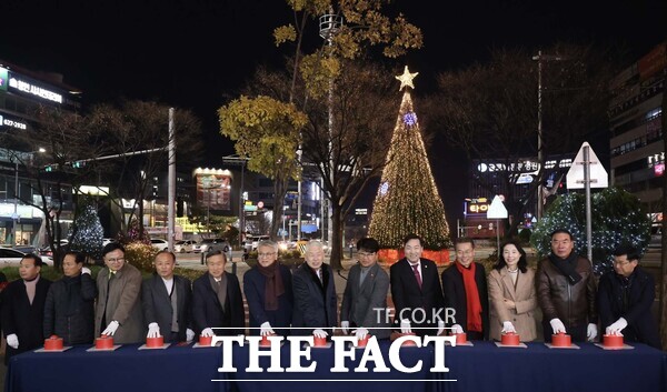 대전 대덕구(구청장 최충규)는 10일 저녁 대덕구 중리네거리에서 대덕구기독교협의회(회장 박동천) 주관으로 구민의 행복과 희망을 위한 성탄 트리 점등식을 개최했다./대덕구