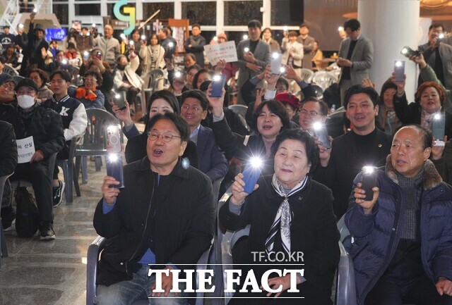 강기정 광주시장이 11일 새벽 시청 시민홀에서 열린 한강 작가 노벨문학상 수상기념 시민 축하행사에서 참석자들과 축하 세리머니를 하고 있다./광주시