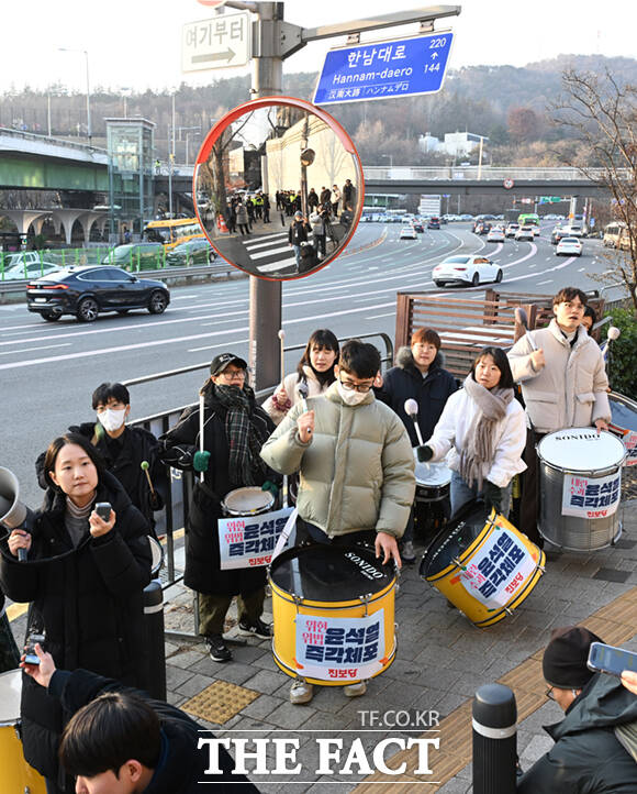 홍희진 청년진보당 대표와 청년 당원들이 11일 오후 서울 용산구 한남동 윤석열 대통령 관저 앞에서 북을 치며 윤 대통령의 즉각 체포를 촉구하고 있다. /이새롬 기자