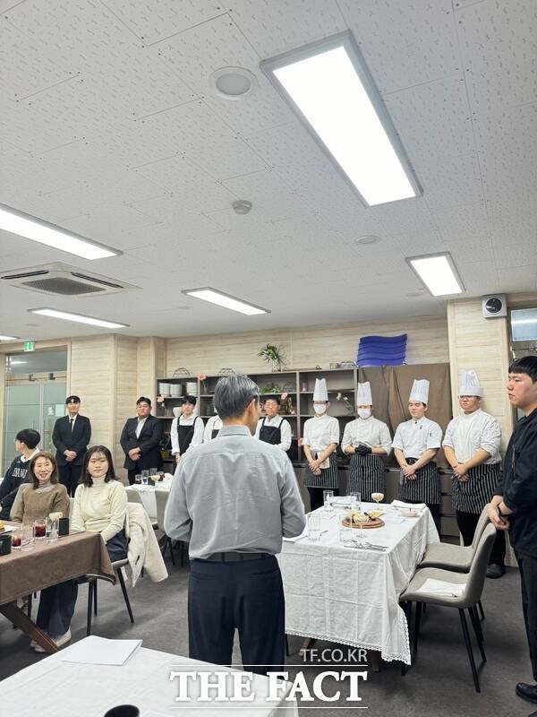 충남도립대 호텔조리제빵학과 수상 학생들이 1일 레스토랑을 열어 전문성을 뽐내는 자리에 김용찬 총장이 인사말을 하고 있다. /충남도립대