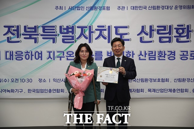 이중선 익산시의원이 ‘사단법인 산림환경포럼’에서 주최한 ‘2024년 산림환경대상’에서 공로자로 선정됐다/익산시의회