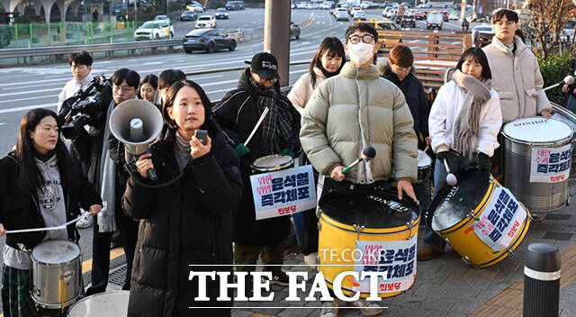 홍희진 청년진보당 대표와 청년 당원들이 11일 오후 서울 용산구 한남동 윤석열 대통령 관저 앞에서 북을 치며 윤 대통령의 즉각 체포를 촉구하고 있다. /이새롬 기자