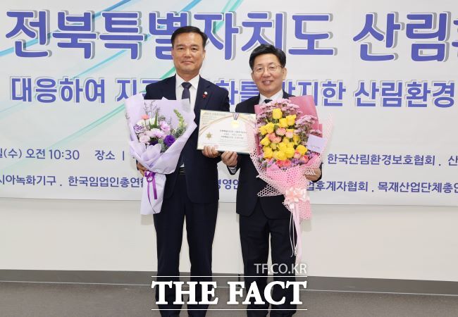 고창군의회 조민규 의장이 11일 익산시청 4층 중회의실에서 열린 제4회 전북도 산림환경 대상 시상식에서 기후변화에 대응하고 지구온난화 방지에 기여한 공로를 인정받아 산림환경 대상을 수상한 후 기념 촬영을 하고 있다. /고창군