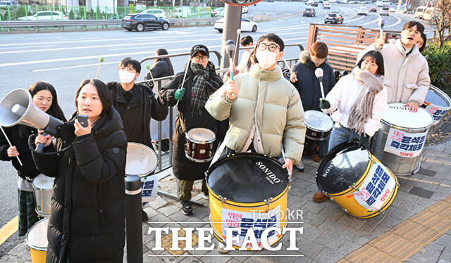 홍희진 청년진보당 대표와 청년 당원들이 11일 오후 서울 용산구 한남동 윤석열 대통령 관저 앞에서 북을 치며 윤 대통령의 즉각 체포를 촉구하고 있다. /이새롬 기자