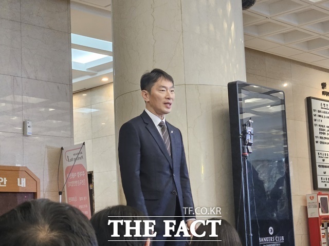 이복현 금융감독원장이 비상계엄 사태로 인한 금융시장 불안을 고려해 우리은행 등 금융권의 주요 검사결과 발표를 연기한다. 사진은 이 원장이 지난달 28일 은행연합회 뱅커스클럽에서 은행지주 이사회 의장들과 오찬 간담회를 마친 뒤 기자들과 만나 발언하고 있다. /이선영 기자