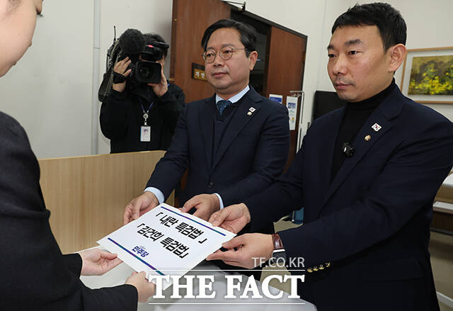 윤석열 대통령의 비상계엄 선포 사태에 대한 진상규명을 위한 특별검사법안이 12일 국회 본회의를 통과했다. /배정한 기자