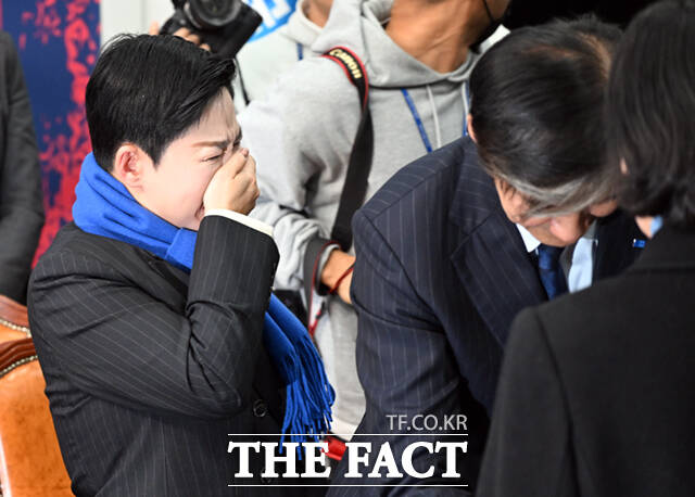 자녀 입시 비리와 청와대 감찰 무마 등 혐의로 대법원에서 징역 2년이 확정된 조국 전 조국혁신당 대표가 12일 오후 서울 여의도 국회에서 입장을 밝힌 뒤 의원들과 인사하는 가운데, 김재원 의원(왼쪽)이 눈물을 흘리고 있다. /국회=이새롬 기자