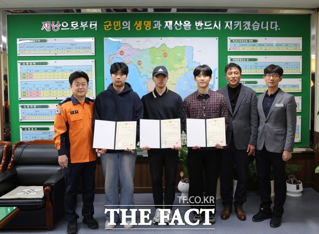 서천소방서가 지난달 서천읍의 한 주택 창고에서 발생한 화재를 초기진화한 고교생들에 표창을 수여하고 있다. / 서천소방서