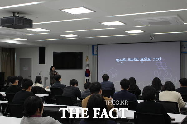 지난 10일 구청 대회의실에서 영도문화도시센터 고윤정 센터장이 공직자를 위한 혁신 특강을 하고 있다./대전 유성구