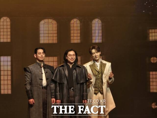최진혁(오른쪽)은 블러디 러브에서 비운의 전사 드라큘라 역을 맡아 뮤지컬 무대에 데뷔했다. /박지윤 기자