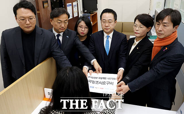 천하람 개혁신당 원내대표와 신장식 조국혁신당 의원, 용혜인 기본소득당 대표, 박성준 더불어민주당 원내수석부대표, 전종덕 진보당 의원, 한창민 사회민주당 대표(왼쪽부터)가 12일 오전 서울 여의도 국회 의안과에서 윤석열 대통령 12·3 비상계엄 내란행위 국정조사 요구서 제출하고 있다. /국회=배정한 기자