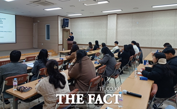 계룡시가 복지 담당자들을 대상으로 현장에서 만나는 정신건강 교육을 진행하고 있는 모습 /계룡시
