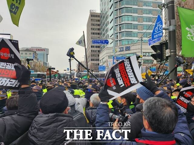 민주노총은 오후 3시50분께 서울 지하철 1호선 남영역 부근에 와 경찰과 대치하는 상황이 벌어졌다. /이윤경 기자