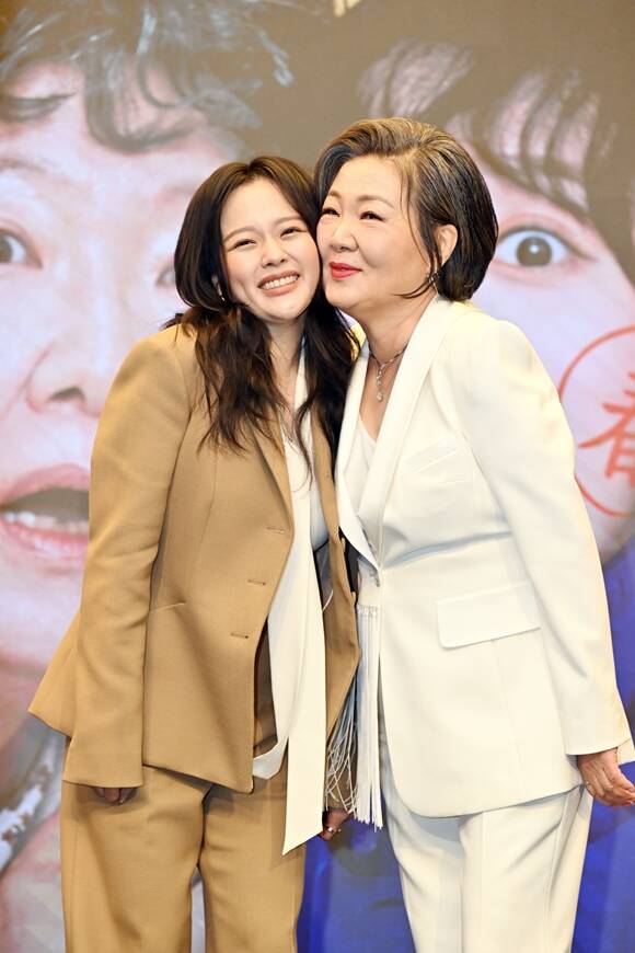배우 정지소(왼쪽)와 김해숙이 수상한 그녀에서 하루아침에 젊어진 오말순 역으로 호흡을 맞춘다. /KBS2