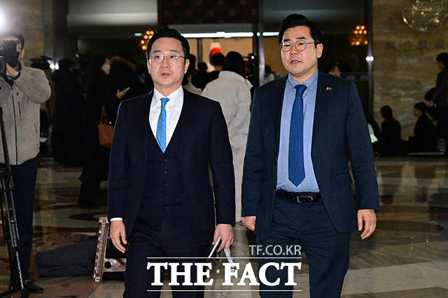 박찬대 더불어민주당 원내대표(오른쪽)와 박성준 의원이 12일 오후 서울 여의도 국회 본회의장에서 열리는 본회의에 참석하고 있다./국회=남윤호 기자