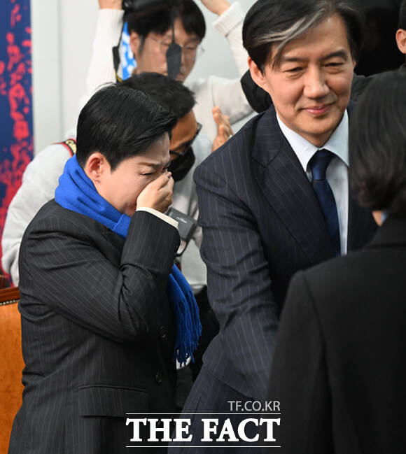 '자녀 입시 비리'와 '청와대 감찰 무마' 등 혐의로 대법원에서 징역 2년이 확정된 조국 전 조국혁신당 대표가 12일 오후 서울 여의도 국회에서 입장을 밝힌 뒤 의원들과 인사하는 가운데, 김재원 의원(왼쪽)이 눈물을 흘리고 있다. /이새롬 기자