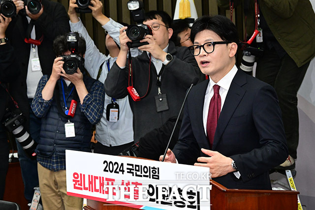 한동훈 국민의힘 대표가 12일 국회에서 기자회견을 열어 윤석열 대통령의 조기 퇴진 의사가 없다는 이유를 들며 탄핵 찬성 관점을 밝혔다. /남윤호 기자