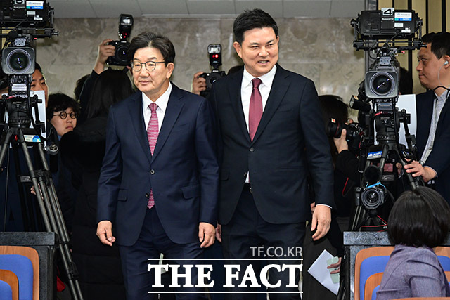 국민의힘 차기 원내대표 후보로 나선 권성동 의원과 김태호 의원이 윤석열 대통령의 탄핵에 대한 서로 다른 입장을 보였다. 사진은 12일 오전 서울 여의도 국회에서 열린 국민의힘 '원내대표 선출 의원총회'에서 권성동, 김태호 원내대표 후보가 회의장에 입장하고 있는 모습. /남윤호 기자