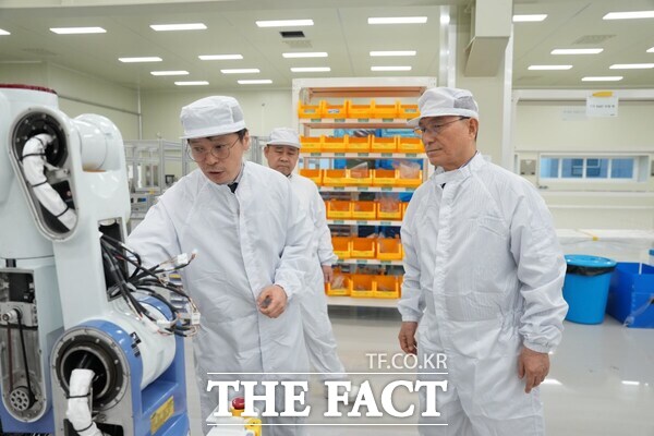 10일 박상돈 천안시장(오른쪽)이 미래 유니콘기업 C-STAR ‘제닉스’를 방문해 관계자로부터 설명을 듣고 있다. /천안시