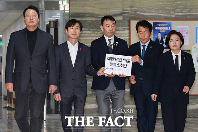 천하람 개혁신당 원내대표와 한창민 사회민주당 대표, 김용민 더불어민주당 의원, 윤종오 진보당 원내대표, 정춘생 조국혁신당 의원(왼쪽부터)이 12일 오후 서울 여의도 국회 의안과에서 대통령(윤석열) 탄핵소추안을 제출하고 있다. /국회=박헌우 기자