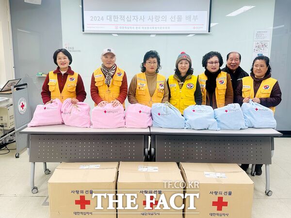 대한적십자사 대전·세종지사 여성봉사특별자문위원회가 12일 대전 및 세종시 내 취약계층(노인·아동·청소년)을 대상으로 즉석국, 즉석밥, 통조림, 밑반찬, 도시락김 등 간편식세트와 온누리상품권으로 구성된 사랑의 선물상자 110세트를 전달했다./대한적십자사 대전·세종지사