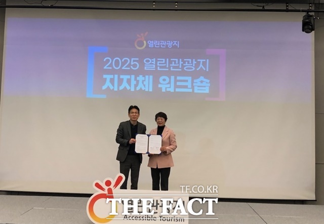 합천군과한국관광공사가 열린 관광지 조성 협약을 체결했다./합천군