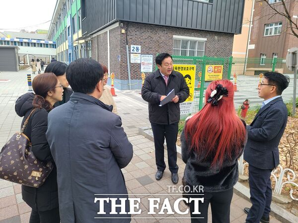 송인석 대전시의회 의원(국민의힘, 동구1, 산업건설위원장)이 지난 9일 천동초등학교를 시작으로 12일 산내초, 산흥초등학교를 차례로 방문해 학교시설을 점검하고 교육환경개선에 적극 나섰다. 사진은 천동초 현장방문 모습 /대전시의회