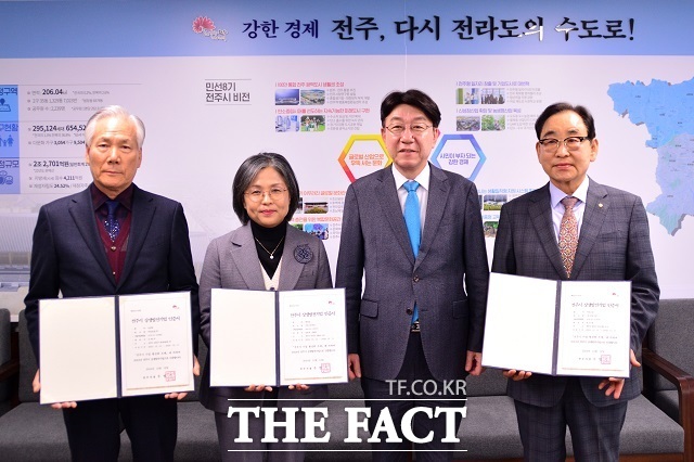 12일 전주시는 ‘2024년 전주시 상생발전기업’으로 선정된 유니온씨티(대표 임동욱·유혜숙, 제조업 분야)와 부일건설(대표 조병두, 건설업 분야), 천보그린(대표 박인엽, 서비스업 분야) 등 3개 업체에 인증서와 현판을 수여했다. /전주시