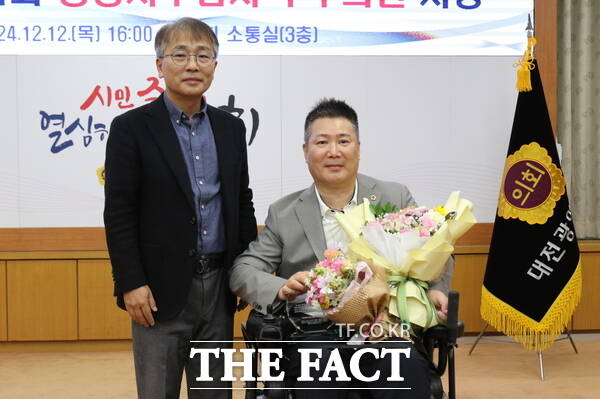 황경아 대전시의원(국민의힘, 비례대표)이 2024년도 대전시의회 출입 기자단이 선정한 복지환경위원회 행정사무감사 우수의원에 뽑혀 상패를 받고 있다./정예준 기자
