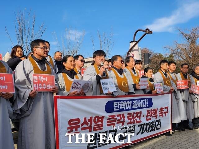 원불교시민사회네트워크는 12일 오후 2시 서울 영등포구 국회의사당 앞에서 윤석열 즉각 퇴진·탄핵 촉구 원불교 교무 기자회견을 개최했다. /이윤경 기자