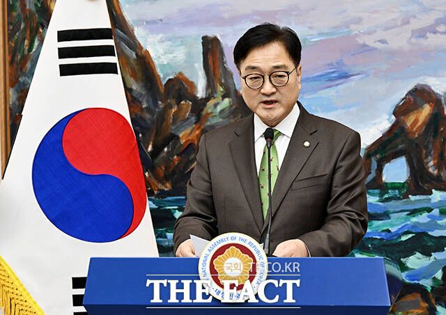 우원식 국회의장이 12일 국가적 불안정성을 최대한 빨리 정리해야 한다라며 여야 대표에게 회담을 제안했다. /배정한 기